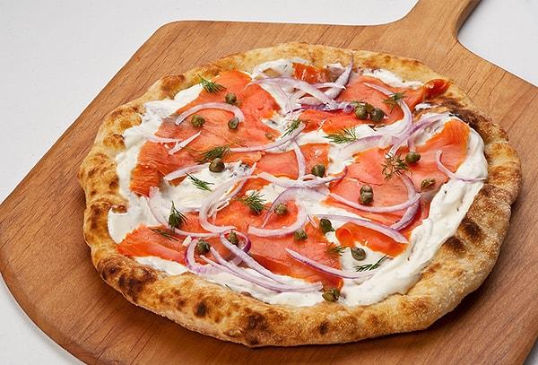 9. Pizza Hamuru+Füme Somon+Labne+Kapari+Kırmızı Soğan