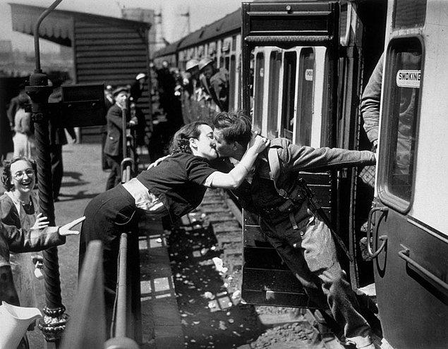 Вернувшийся со Второй мировой войны британский солдат, Лондон, 1940