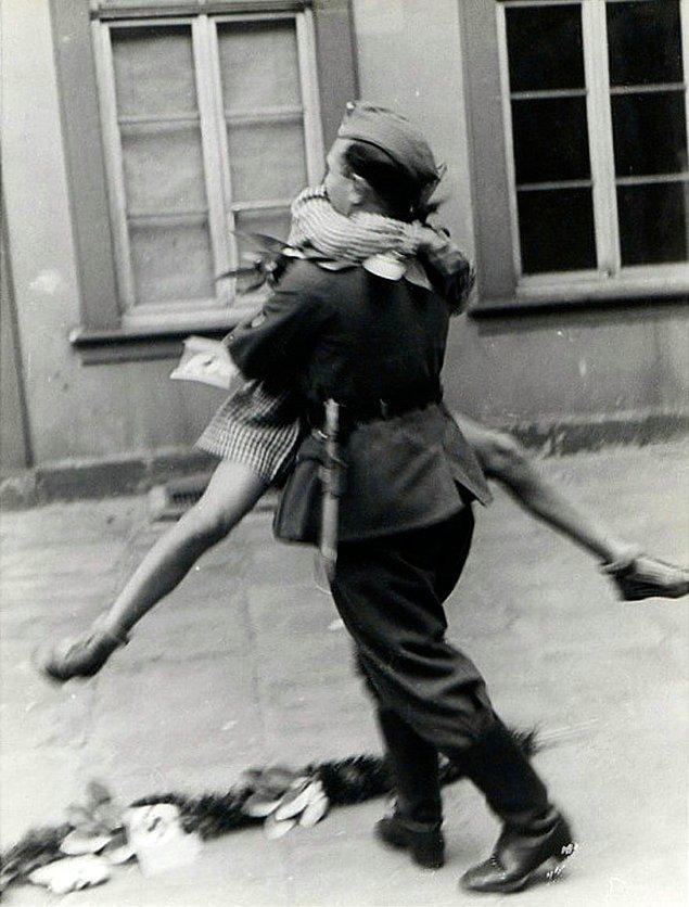 Солдат вернулся с войны, 1940-ые