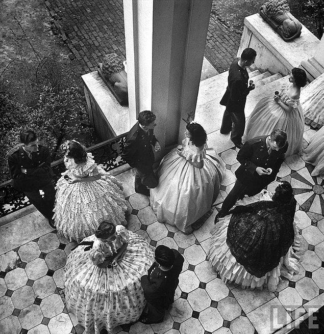 Кадеты из летного училища пьют кофе с дамами на террасе особняка, США, 1943