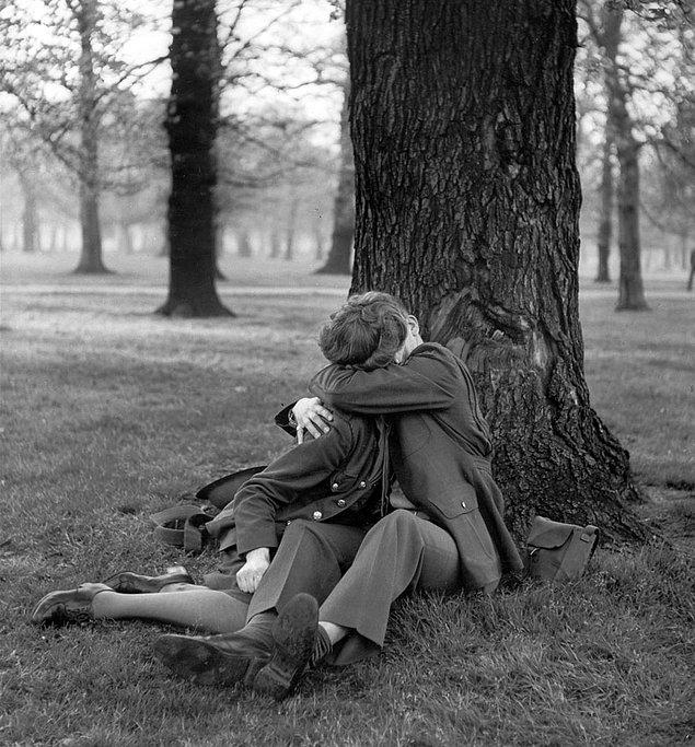 Долгожданный поцелуй британского солдата и его девушки, 1945