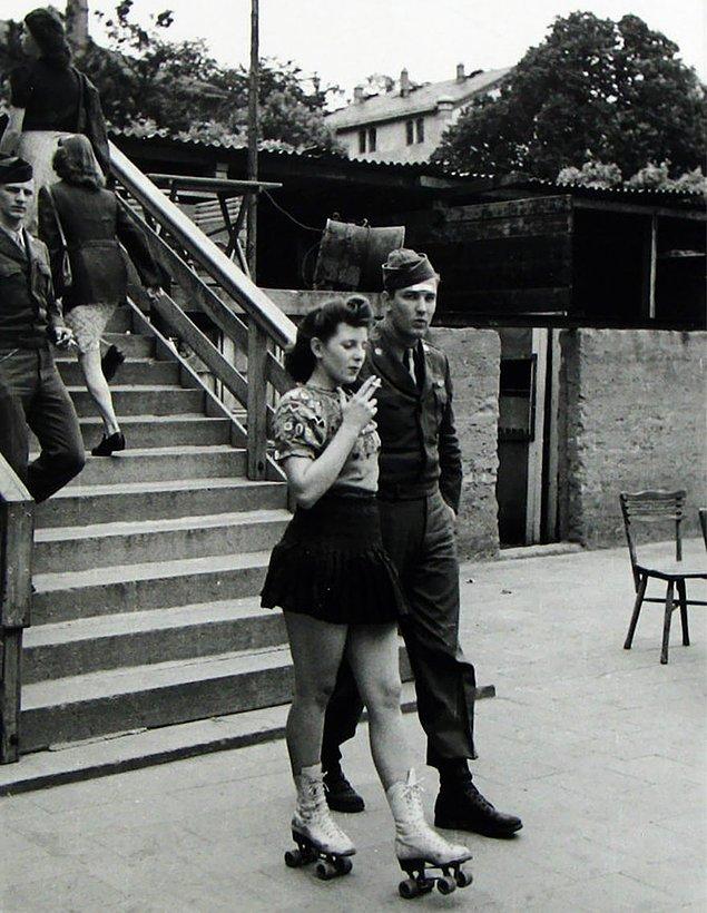 Солдат со своей девушкой, 1940-ые