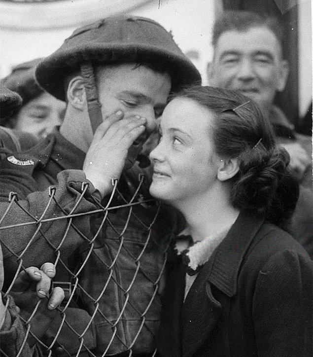 Британский солдат шепчет на ухо своей любимой, прежде чем отправиться на фронт, 1939