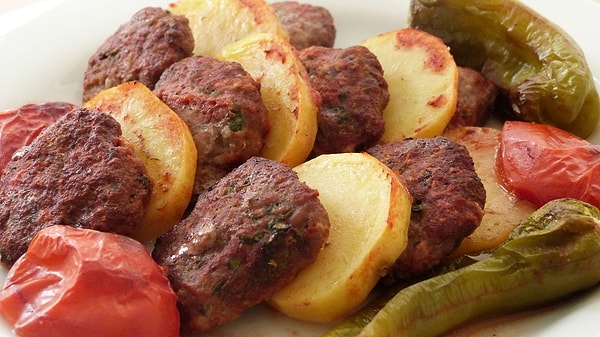 7. Yemekte köfte ve patates olduğunu öğrenince çıldırasıya sevinmek.