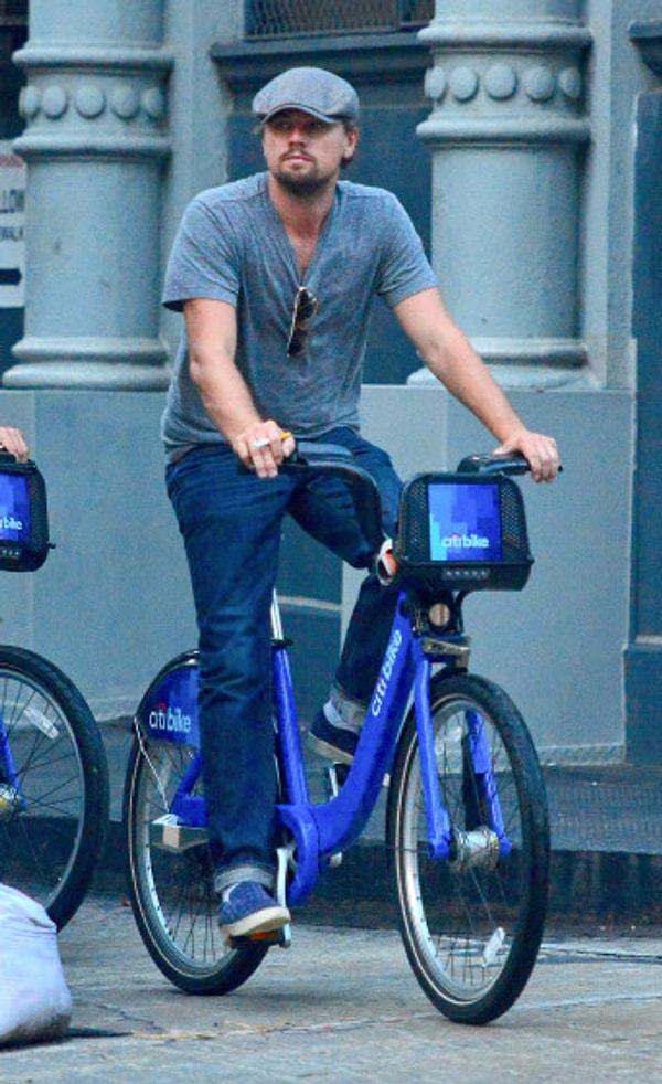 Kendisi tam bir çevre dostu olan Leonardo, bulduğu her fırsatta bisiklete biniyor.