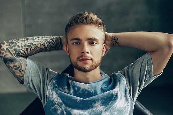 7. Мы с тобой играем разные роли! Тем более, ты играешь с моей любовью!