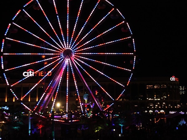 7. Огромное колесо обозрения было самым популярным аттракционом на фестивале.