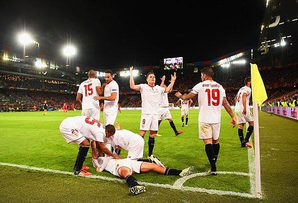 Sevilla, UEFA Avrupa Ligi'ni 3 sezon üst üste kazanan ilk takım oldu