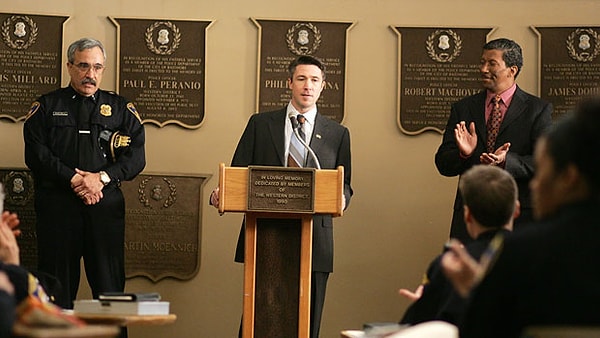 Эйдан Гиллен в роли Томми Каркетти в фильме "Прослушка"