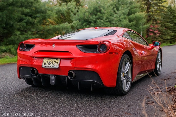 6. Это привело к изменениям в задней части автомобиля, которая стала более луковицеобразной, нежели у модели 458. Под выхлопной трубой находится диффузор из углеродного волокна. Конечно, на дорогах он вам не понадобится, но приятно иметь его на случай, если однажды вы окажетесь на треке.