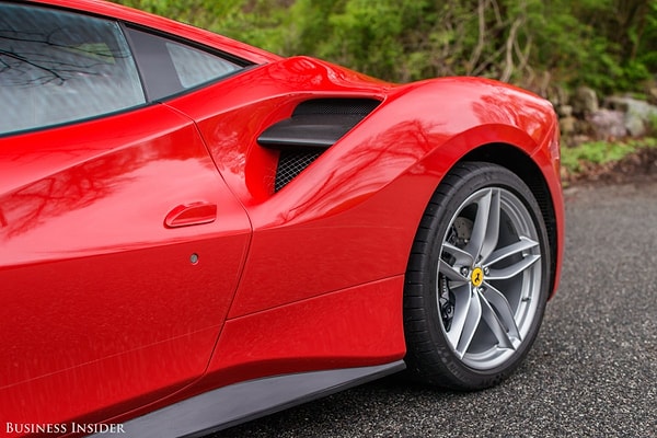 12. Над задними колесами обнаруживается воздухозаборник, что и является основным новшеством 488.