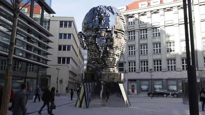 Kendine Hayran Bırakan Görüntüsüyle 42 Katmanlı Devasa Franz Kafka Heykeli