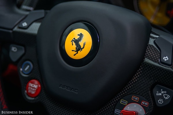 27. На рулевом колесе изображен знаменитый жеребец, вставший на дыбы. Конечно, и без кнопки запуска двигателя никак не обойтись.