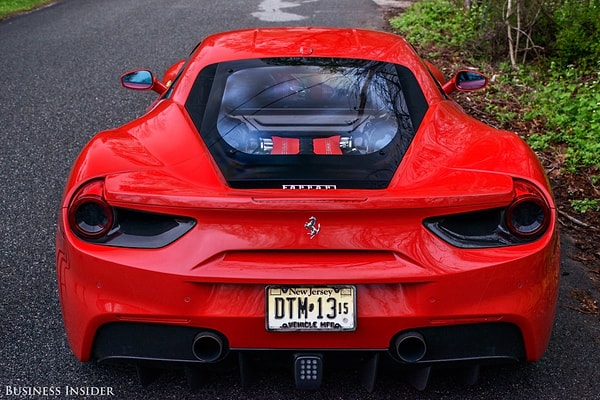 36. В общем, это просто невероятно роскошный автомобиль, от которого невозможно оторвать взгляд.