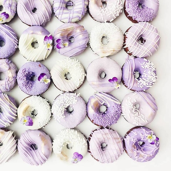 12. А еще она укрощает пончики и вот таким образом: