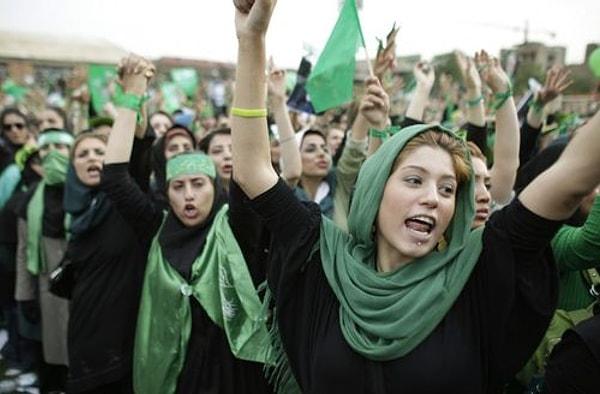 Tüm bu tehditlere, baskılara ve korkutmalara rağmen, İran kadınları dimdik duruşlarıyla direniyorlar!