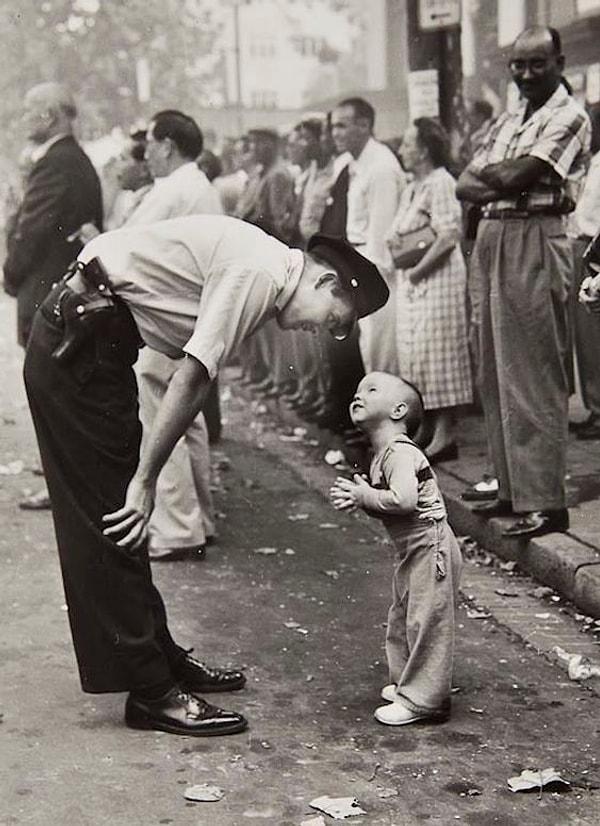 16. 1958 de Washington Daily News İçin Düzenlenen Geçit Töreninde Polis Memuru Küçük Bir Çocukla Sohbet Ederken