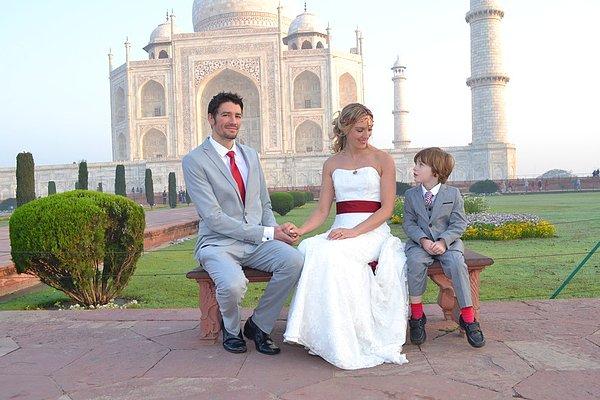 Hindistan, Rusya, Çin, Nepal, Moritanya, Fransa, İngiltere ve Güney Afrika'da yaptıkları farklı farklı düğünlerin her birine katılabilen tek şanlı kişi de 5 yaşındaki oğulları olmuş.