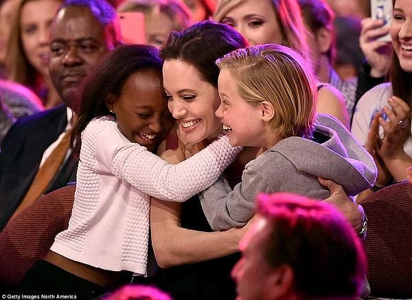 2. Jolie, 2015 yılında kızları Zahara (11) ve Shiloh (9) ile birlikte.