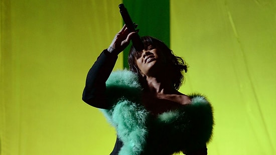 Rihanna Bu Sefer Sesiyle Büyüledi: Billboard Müzik Ödüllerinde Kulak Pası Söken Performans