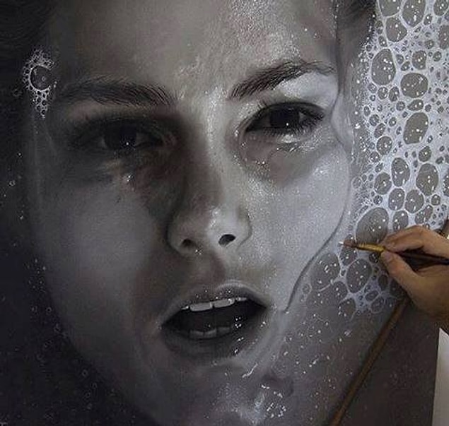 3. Ressam, esas olarak çizdiği olağanüstü hiperrealist eserlerle ünlü.