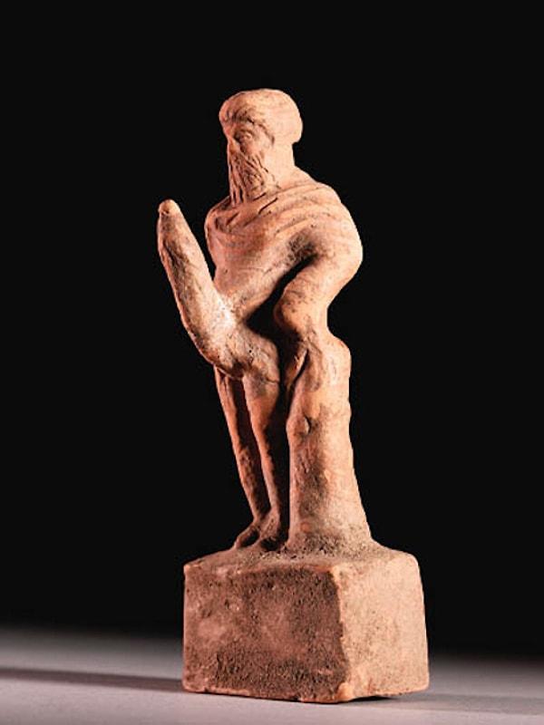 Bu ise aile ve kadınlık tanrıçası Hera tarafından kalıcı ereksiyon, çirkinlik ve aptallık ile lanetlenen verimlilik tanrısı Priapus.
