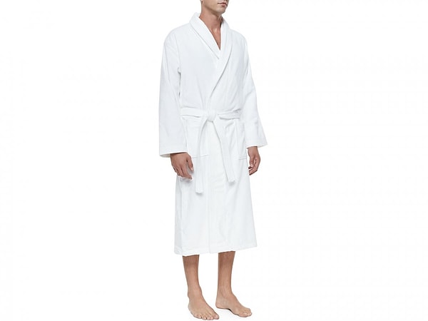7. Мягкий банный халат в классическом махровом варианте