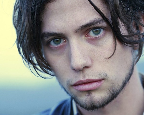 9. «Мне кажется, если девушка посмотрит мне  в глаза во время секса, я постесняюсь посмотреть в ответ и отвернусь. Ненавижу свою стеснительность… Я парень»