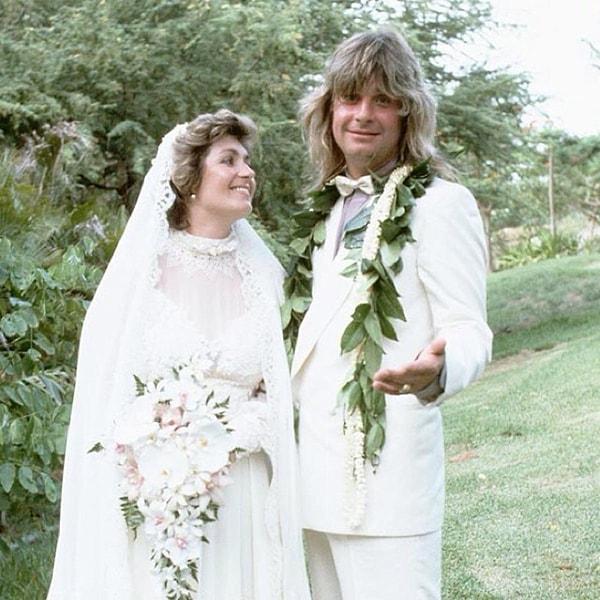 Bundan üç yıl sonra Sharon ve Ozzy, Hawaii’de dünya evine girmişlerdi.