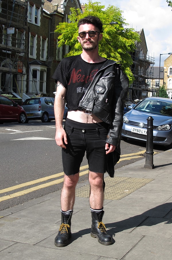 13. Судя по всему, мужские топы опять входят в моду.