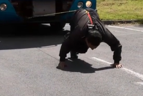 Saçıyla Her Şey Yapabilir: 9,5 Tonluk Aracı Saçıyla Çeken Bir Acayip Adam