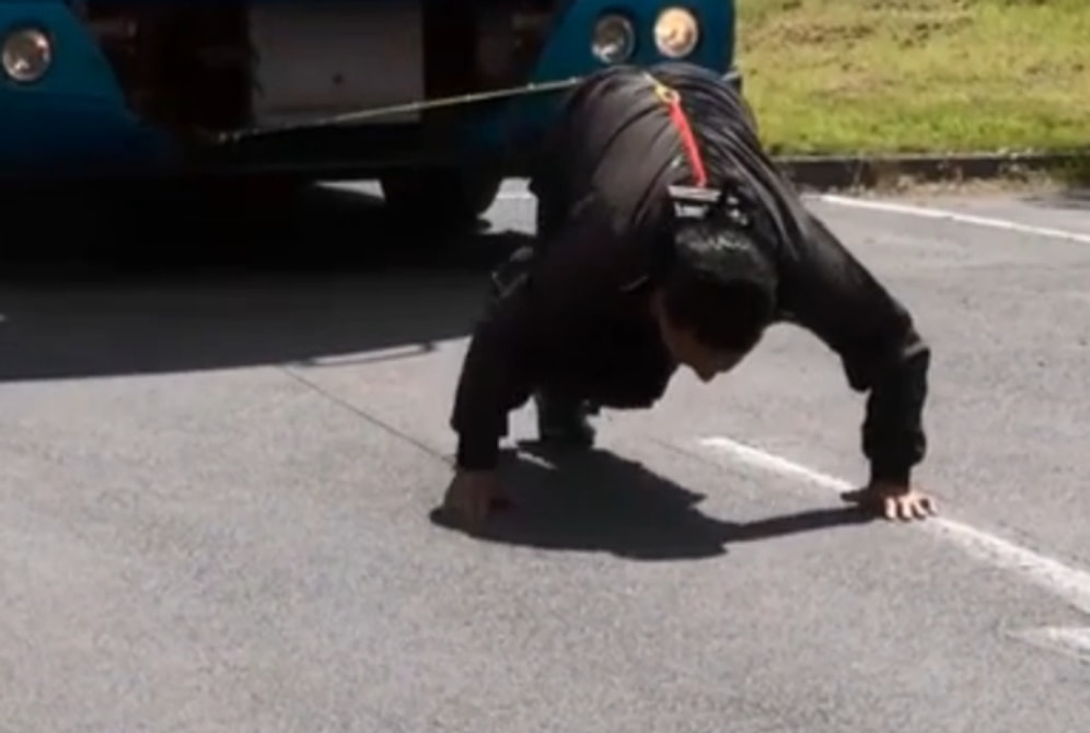 Saçıyla Her Şey Yapabilir: 9,5 Tonluk Aracı Saçıyla Çeken Bir Acayip Adam