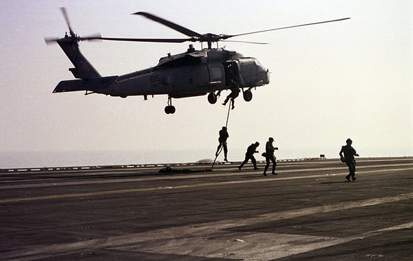 1. «Морские котики» — элитное подразделение военных сил США — могут дать фору даже морским пехотинцам. Чтобы вступить в их ряды, необходимо уметь отжаться 42 раза за 2 минуты, сделать 50 подъемов корпуса за 2 минуты и пробежать 2,5 км за 11 минут. И все это еще до начала учебного курса.