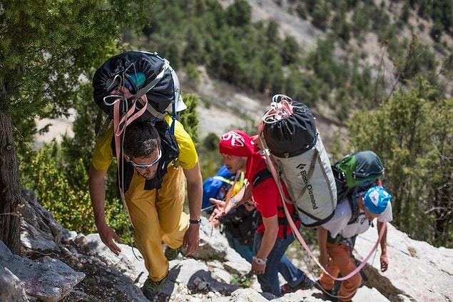 Nathan Paulin isimli profesyonel sporcu daha önceki slackline yürüyüş rekorunun da sahibi; fakat bu seferki denemede kendi rekorunu büyük bir farkla kırma başarısını gösterdi.