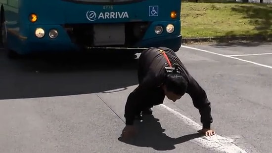 Манжит Сингх протащил волосами автобус весом 12 тонн