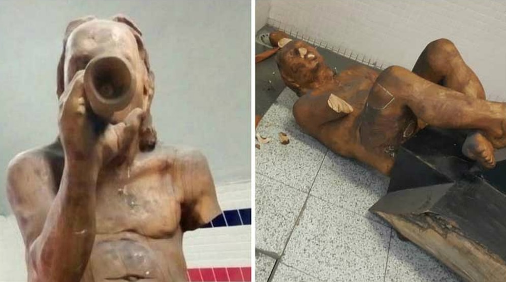 İzmir'de 'Müstehcen' Bulunan ve Bir Süredir Protesto Edilen 'Müzisyen' Heykeli Parçalandı