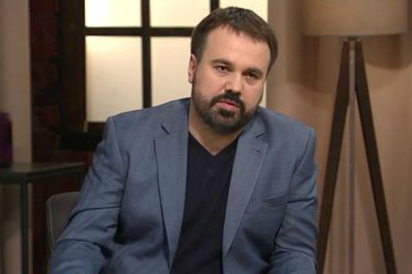 3. Чтобы справиться с мыслями, что разрушали его изнутри, Антон прибегал к различным мерам. К сожалению, одной из них стал алкоголь – он топил свое горе в вине.