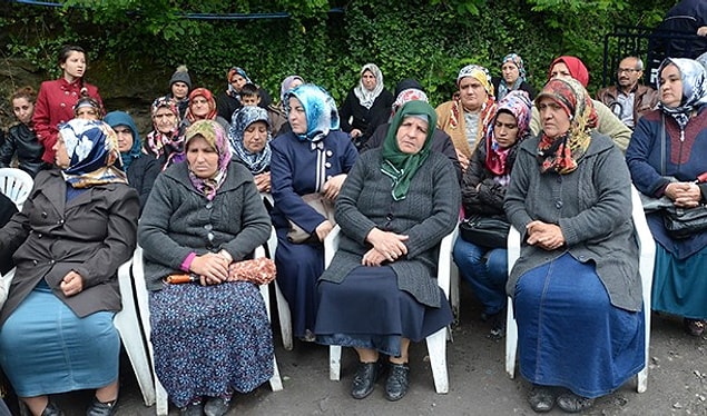 Aileler ve diğer madenciler günlerdir kapıda bekliyor