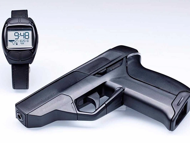 No one can use the Armatix iP1 against you: after all, this pistol requires that the watch with the biometric key be at least 25 cm from it in order to shoot.