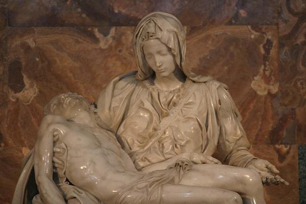 11. "Pietà", Michelangelo'nun imzasını attığı tek eseridir. Eserlerine imza atmanın bir gurur göstergesi olduğunu düşündüğünden bir daha hiçbir çalışmasına imzasını atmamıştır.