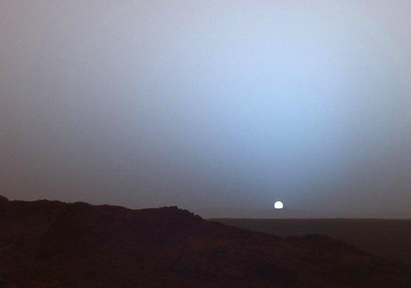 5. Mars'ta fotoğraflanan mavi gün batımı.