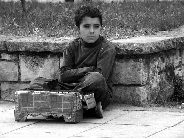 1. Yaşlı bir amcanın ya da okulda olması gereken bir çocuğun ekmeğini kazanmak zorunda olduğunu görmek.