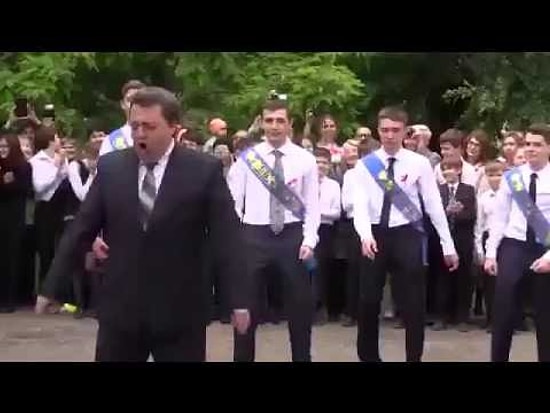 Выступление директора лицея в Саратове под песню "Лондон, гудбай"