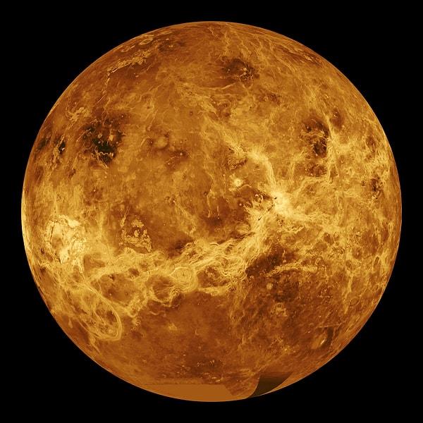 1. Venüs, ismini Roma mitolojisinde aşkın ve güzelliğin koruyucusu olan tanrıça Venüs’ten almıştır.