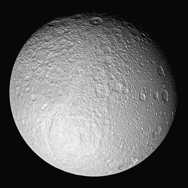9. Satürn'ün uydularından Tethys, ismini Yunan mitolojisinde verimli okyanusları ifade eden, okyanusların kadınından alır.