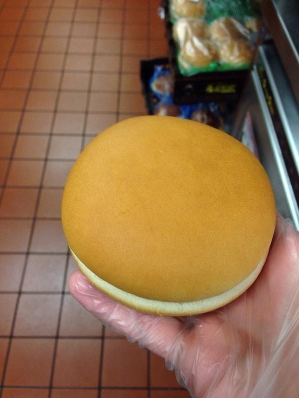 1. Pürüzsüz bir hamburger ekmeği.