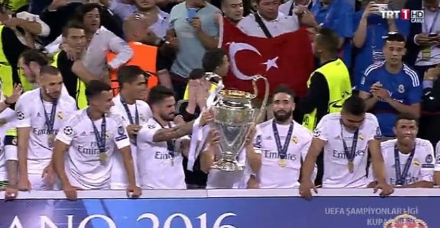 Kupa seremonisinde Türk Bayrağı