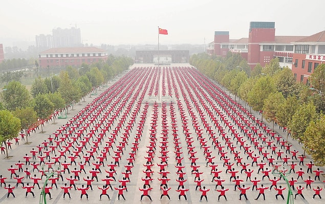 25. Guinness Dünya Rekoru için bir arada Tai Chi yapan öğrenciler.