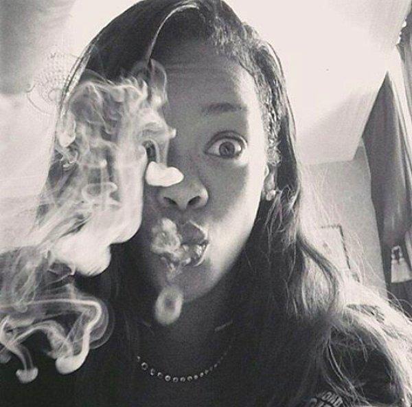 21.Ayrıca Rihanna maalesef ki bir sigara tiryakisi :(