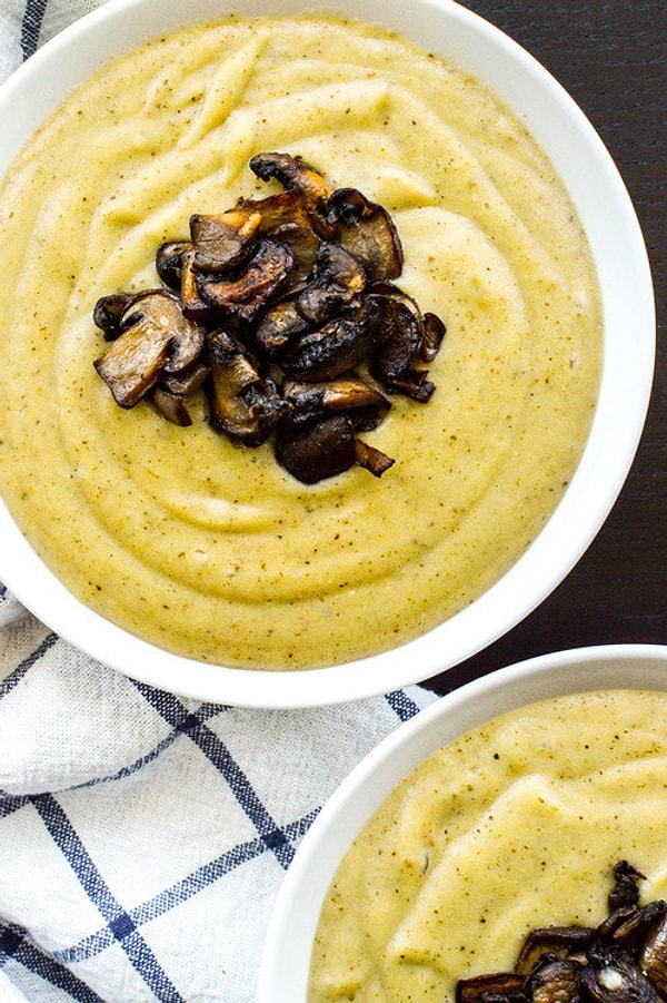 14. Крем-суп из печеной цветной капусты и чеснока с хрустящими грибами.